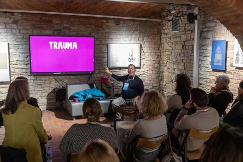 Osoby biorą udział w warsztatch 