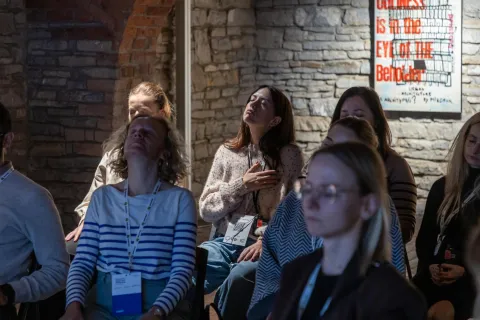 Osoby biorą udział w warsztatch