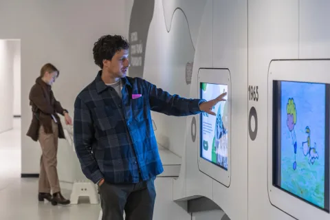 Goście konferencji w trakcie zwiedzania Centrum Bajki OKO