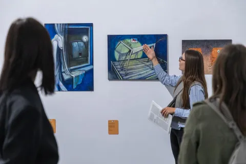 Goście konferencji w trakcie zwiedzania galerii Bielskiej BWA