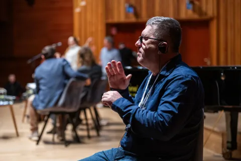 Paneliści na scenie i tłumacz na języki migowy 